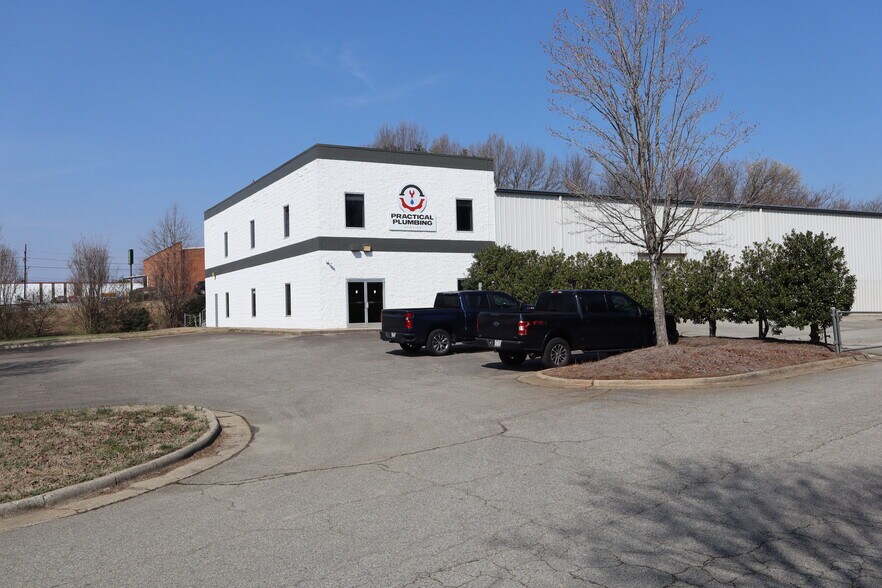 7302 Cessna Dr, Greensboro, NC à louer - Photo du bâtiment - Image 2 de 8