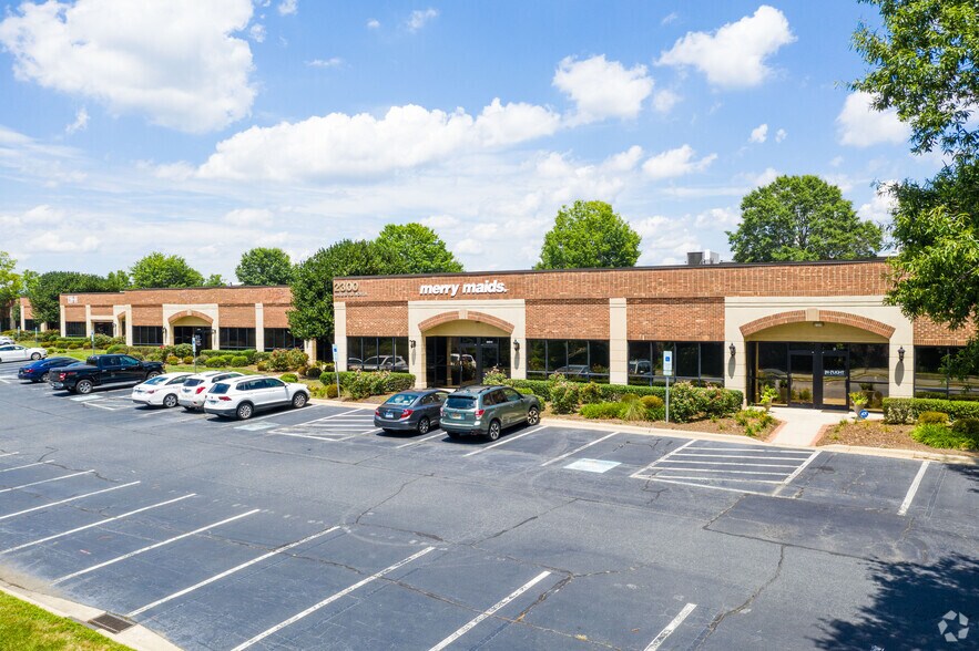 2300 Sardis Rd N, Charlotte, NC à louer - Photo principale - Image 1 de 13