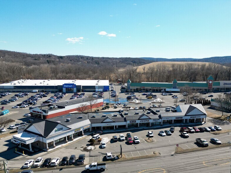 71 Newtown Rd, Danbury, CT à louer - Photo du bâtiment - Image 2 de 2