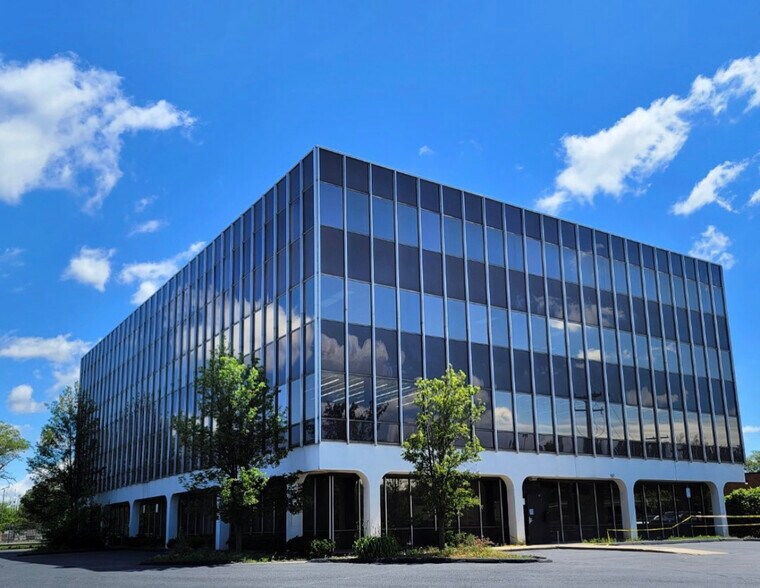 24681 Northwestern Hwy, Southfield, MI à louer - Photo du bâtiment - Image 1 de 16