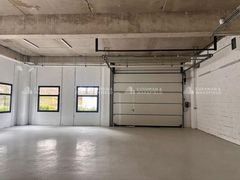 Flex in Vitrolles for lease - Interior Photo - Image 2 of 9