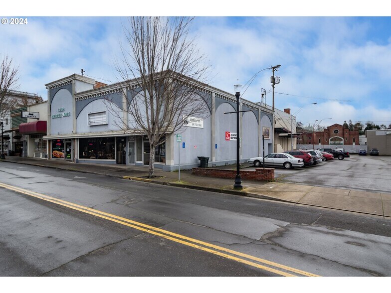829-831 SE Cass Ave, Roseburg, OR for sale - Building Photo - Image 2 of 32
