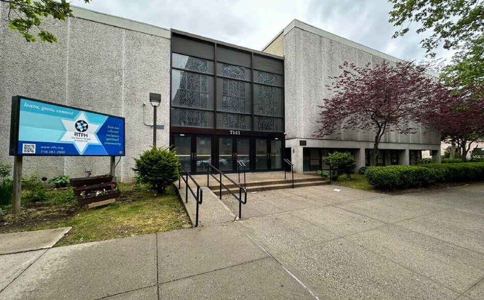 71-11 112th St, Forest Hills, NY à louer - Photo du bâtiment - Image 1 de 9