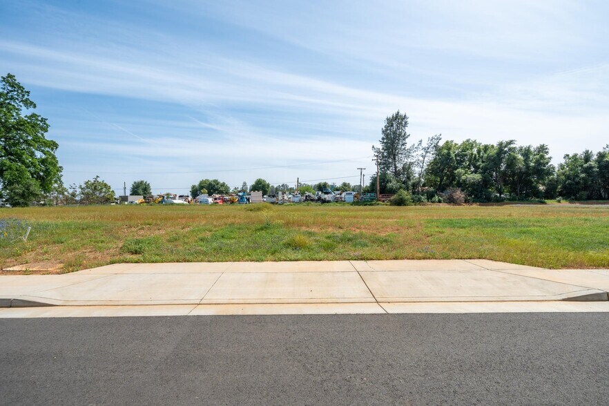 Airport Rd, Redding, CA à vendre - Photo du bâtiment - Image 2 de 4