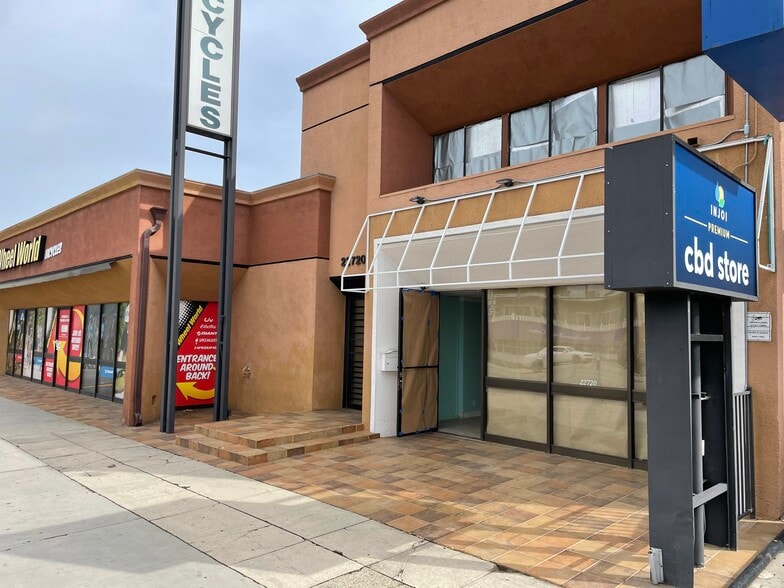 22720 Ventura Blvd, Woodland Hills, CA for lease - Building Photo - Image 2 of 9