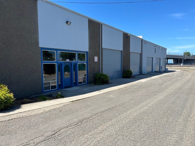 1305 W 17th St, Vancouver, WA for lease - Building Photo - Image 2 of 5