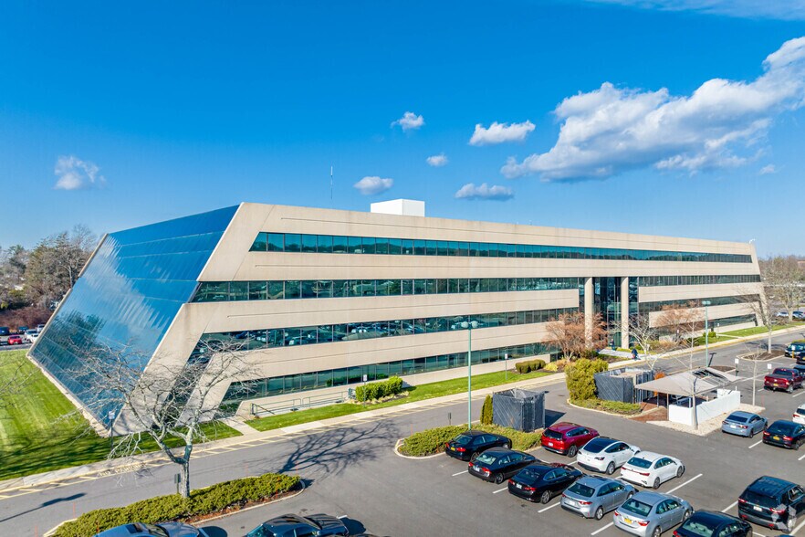 1000 Woodbury Rd, Woodbury, NY à louer - Photo du bâtiment - Image 1 de 14