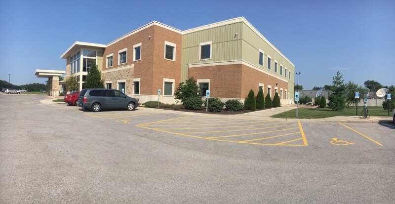 3900 28th Avenue Dr, Moline, IL à louer - Photo du bâtiment - Image 3 de 10
