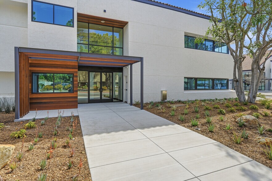 5677 Oberlin Dr, San Diego, CA à vendre - Photo du bâtiment - Image 3 de 22