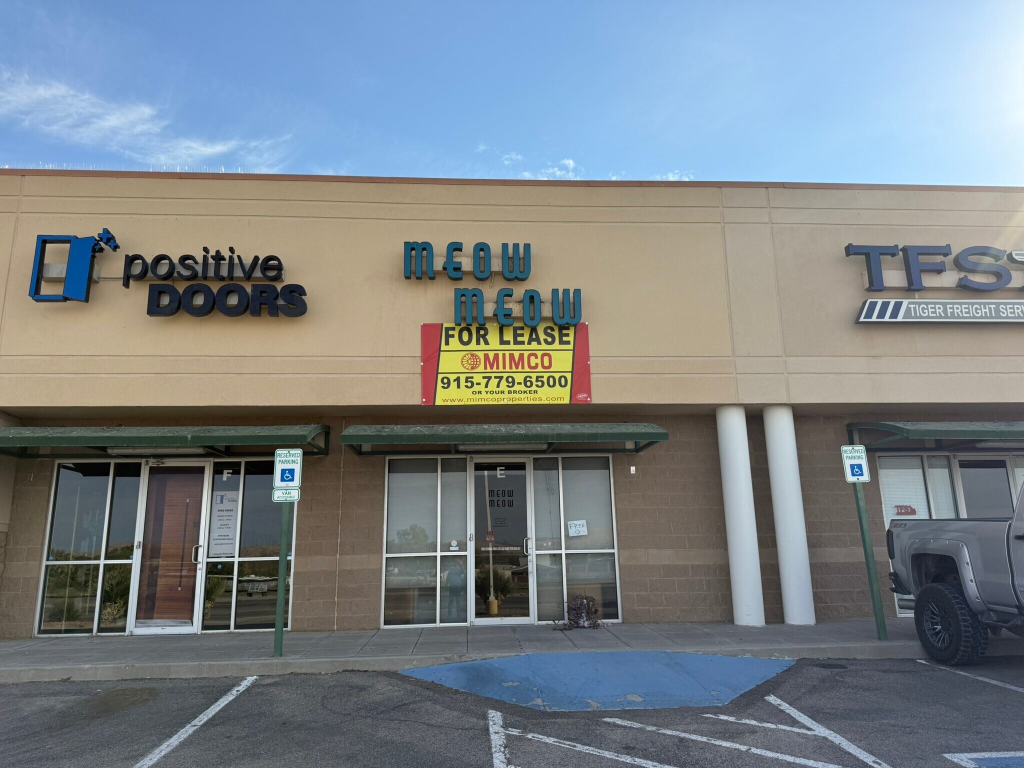 1060 Doniphan Park Cir, El Paso, TX for lease Building Photo- Image 1 of 2