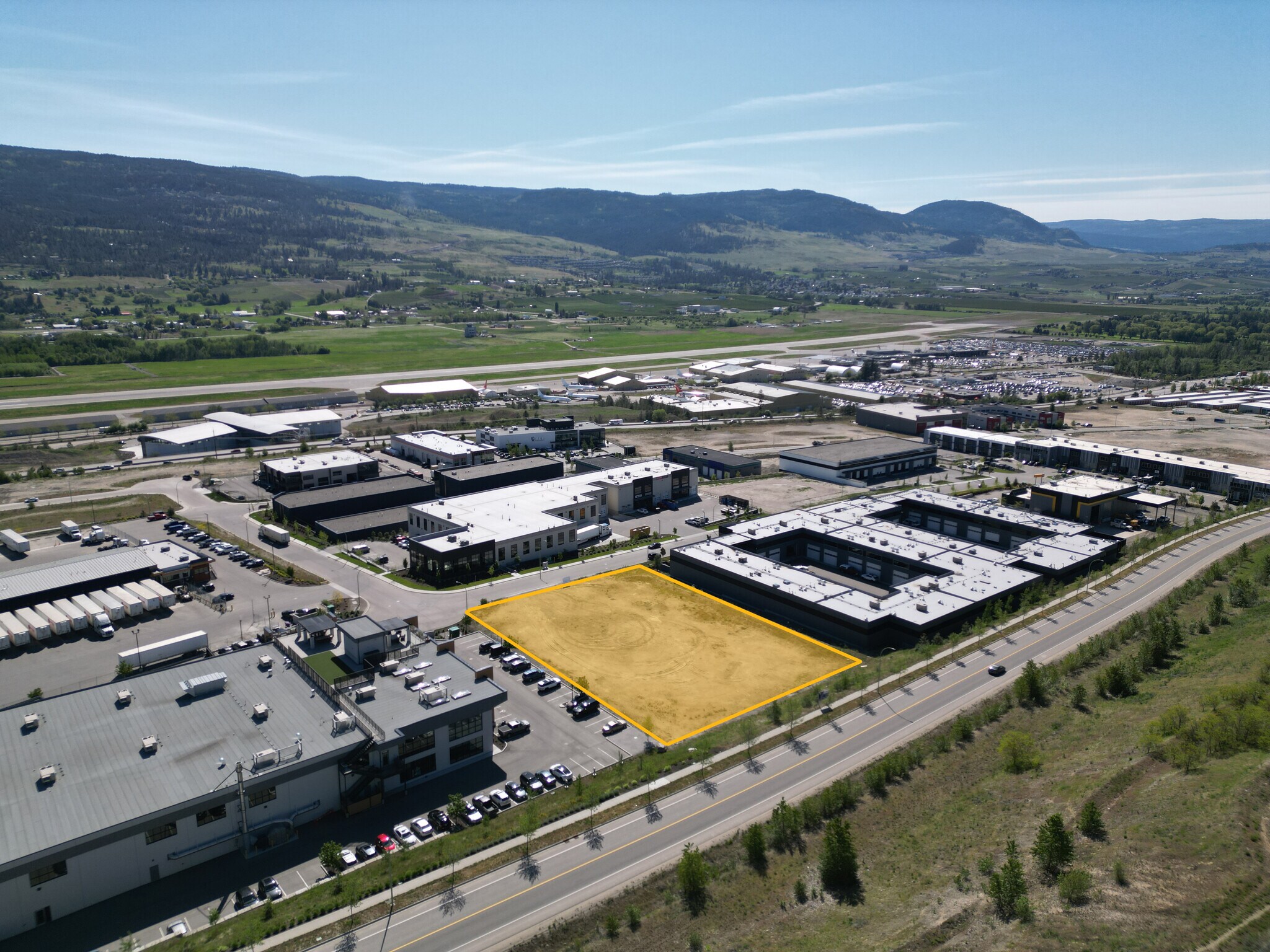 2130 Matrix Crescent, Kelowna, BC à louer Aérien- Image 1 de 4