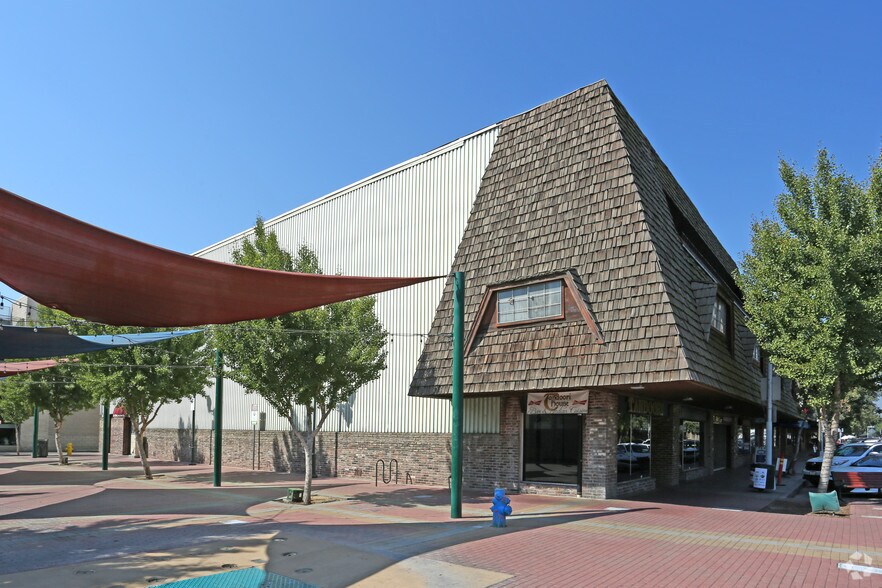 225-229 E Main St, Visalia, CA à louer - Photo du bâtiment - Image 2 de 3
