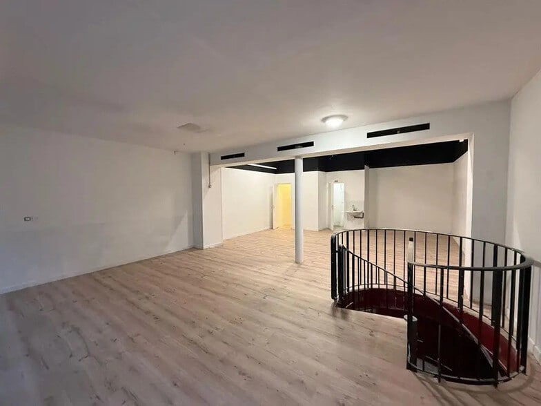 Retail in Paris for lease - Interior Photo - Image 2 of 8