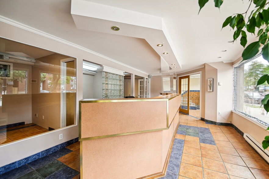 150 Rue Jarry E, Montréal, QC for lease - Interior Photo - Image 3 of 17