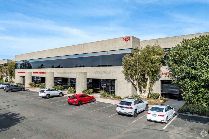 Pacific Tustin Commercenter portefeuille de 3 propriétés à vendre sur LoopNet.ca - Photo principale - Image 2 de 8
