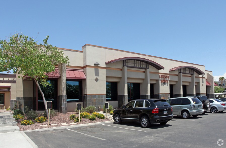 2701 E Camelback Rd, Phoenix, AZ à louer - Photo du bâtiment - Image 1 de 7