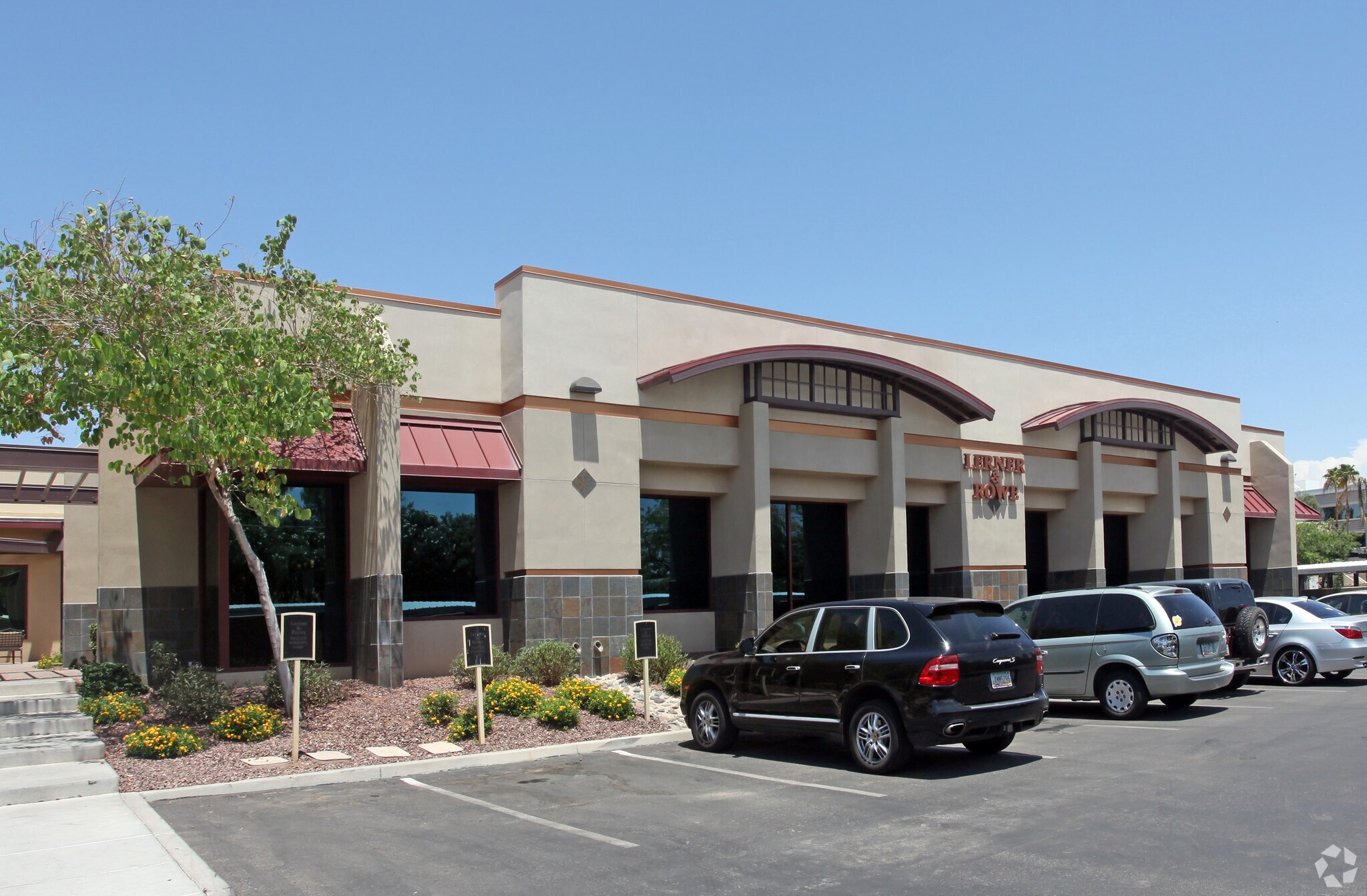 2701 E Camelback Rd, Phoenix, AZ à louer Photo du bâtiment- Image 1 de 8