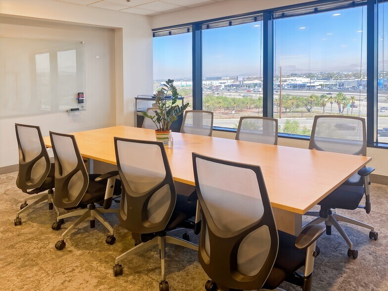 23046 Avenida de la Carlota, Laguna Hills, CA à louer - Photo intérieure - Image 3 de 15