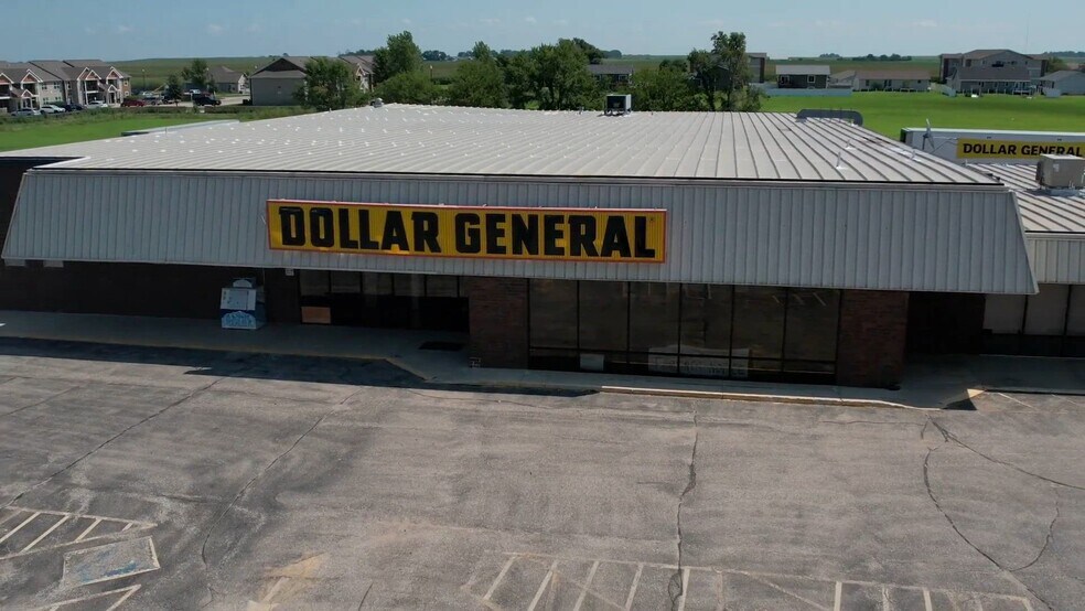 1423 N Lake Ave, Storm Lake, IA à louer - Vidéo sur l’inscription commerciale - Image 2 de 9