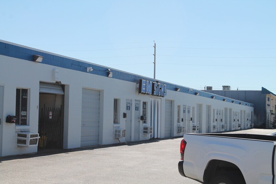 7001 Mullins Dr, Houston, TX à louer - Photo du bâtiment - Image 2 de 2