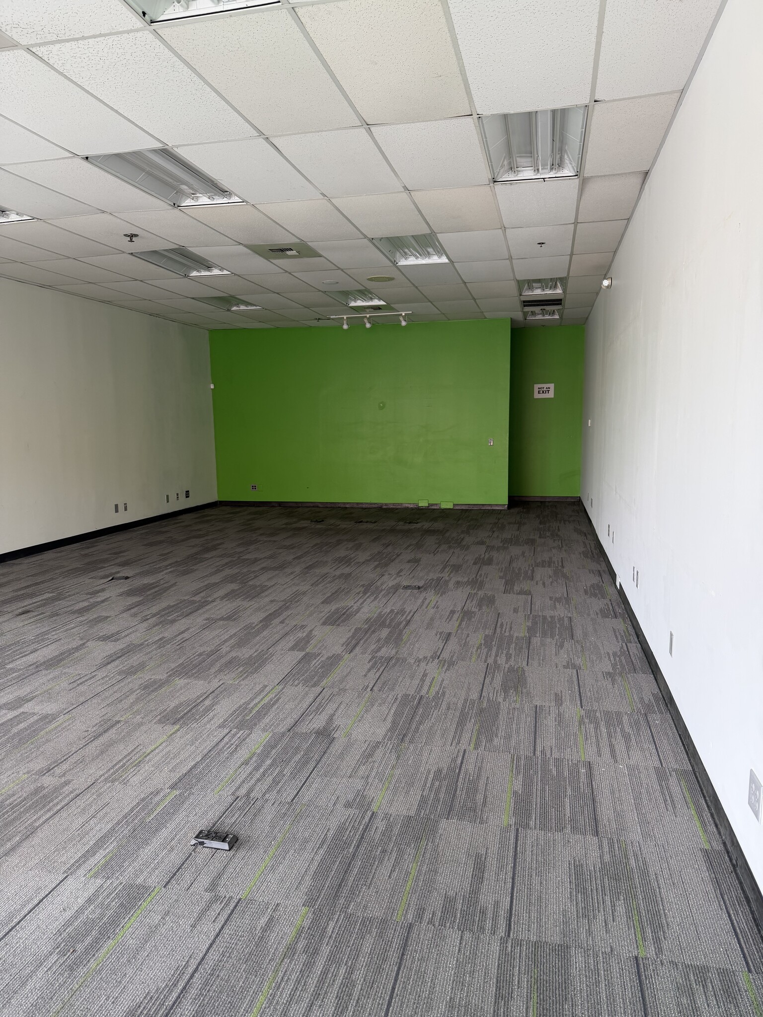 1400 Brundage Ln, Bakersfield, CA for lease Interior Photo- Image 1 of 4