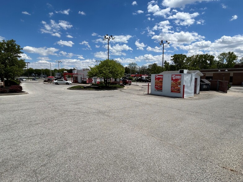 6022 W Jefferson Blvd, Fort Wayne, IN for sale - Building Photo - Image 3 of 8