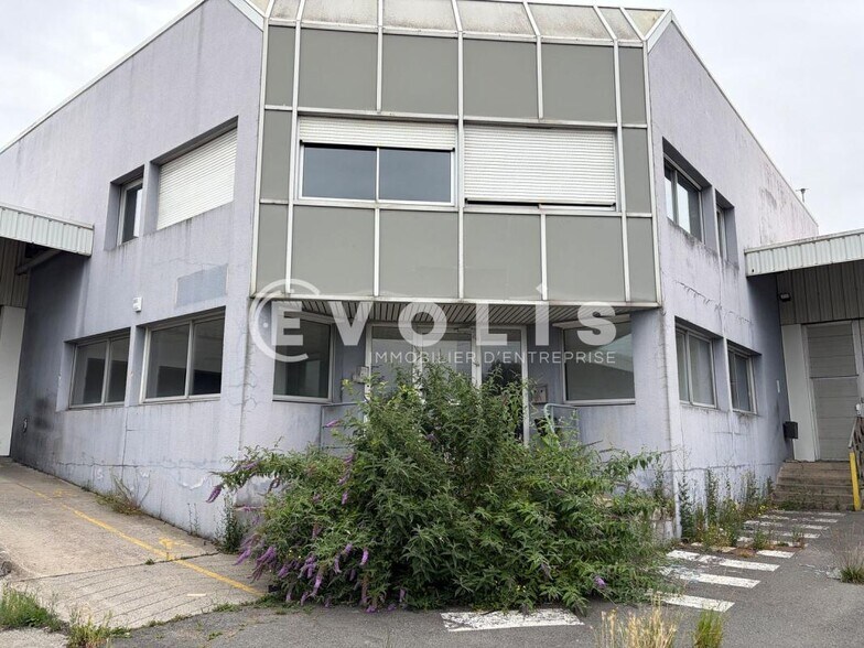 Industrial in Lezennes for sale - Building Photo - Image 1 of 9