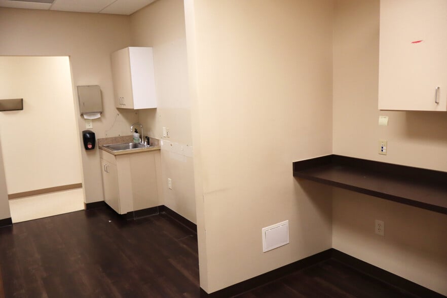 145 Kimel Park Dr, Winston-Salem, NC for lease - Building Photo - Image 3 of 19