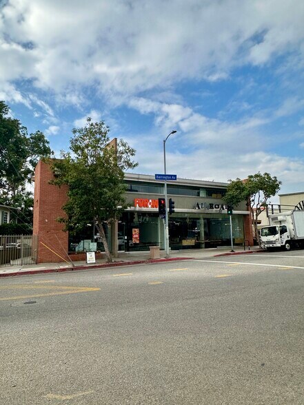 141-147 S Barrington Ave, Los Angeles, CA à louer - Photo du bâtiment - Image 2 de 4