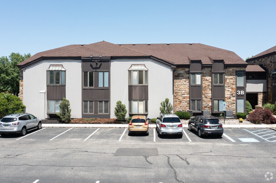 615 Hope Rd, Eatontown, NJ à louer - Photo du bâtiment - Image 2 de 5