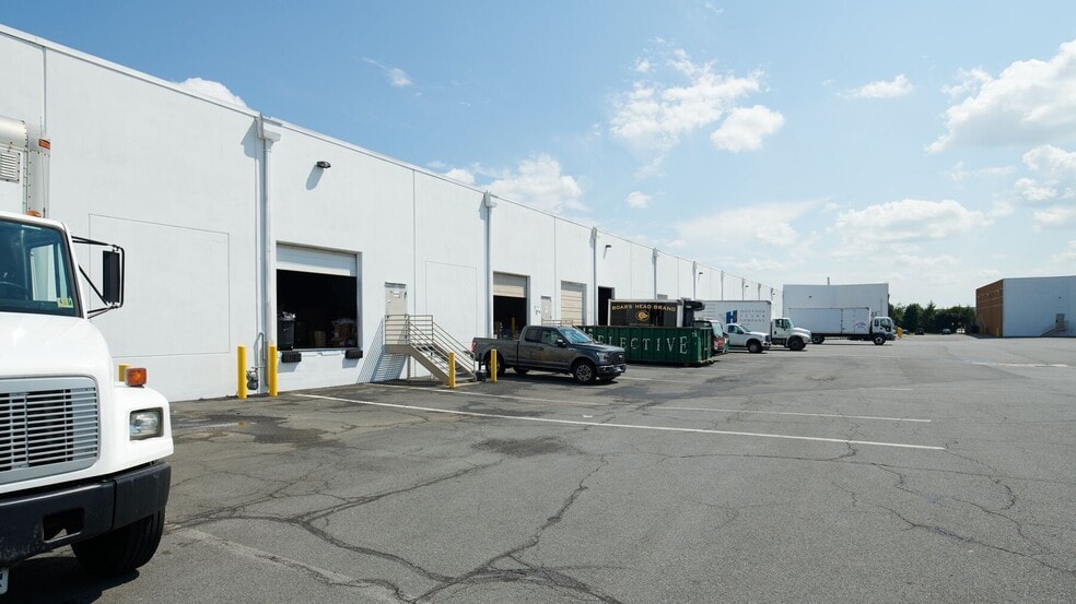 22660 Executive Dr, Dulles Town Center, VA for lease - Building Photo - Image 2 of 10