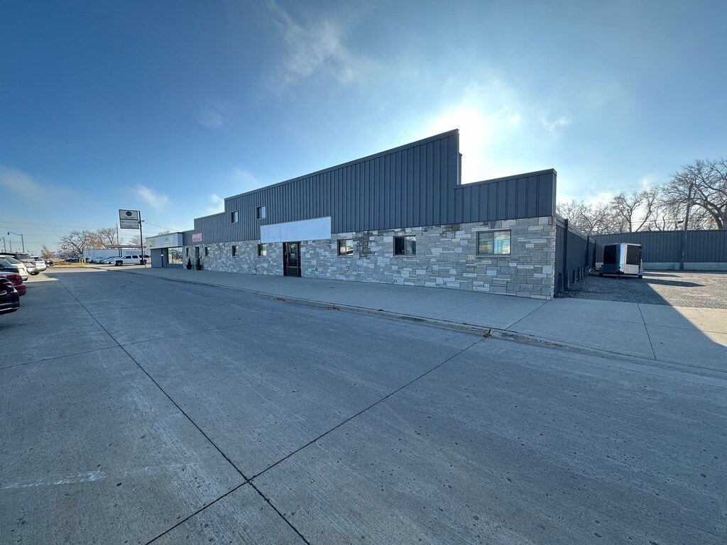205-209 Main Ave E, West Fargo, ND for lease Building Photo- Image 1 of 5