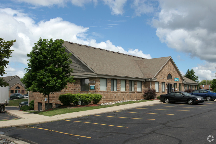 2035 W Lake Lansing Rd, East Lansing, MI for lease - Building Photo - Image 2 of 7