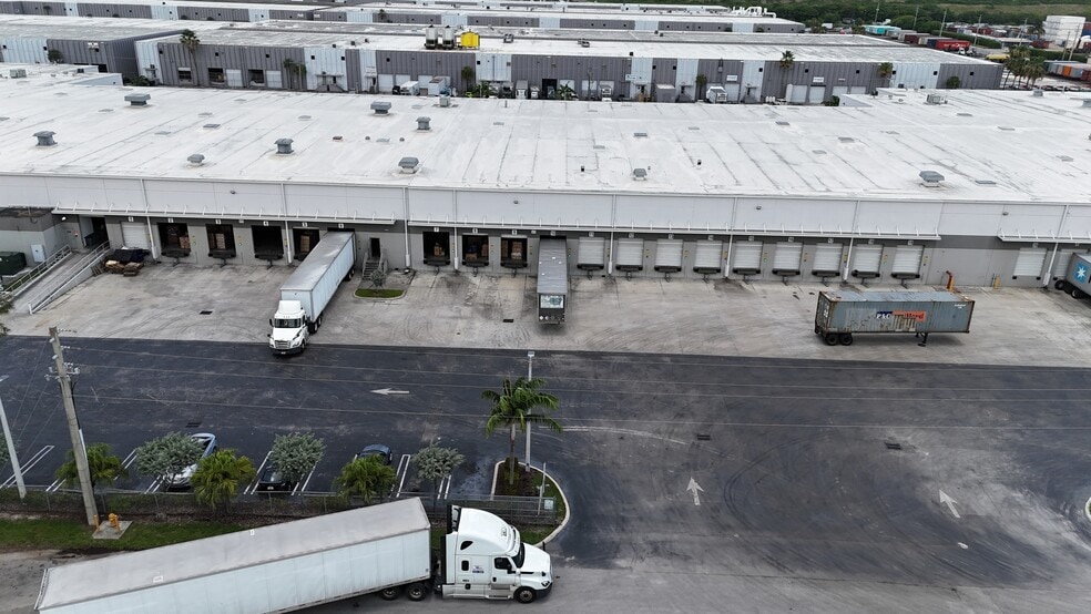 9400 NW 104th St, Medley, FL for lease - Building Photo - Image 3 of 4