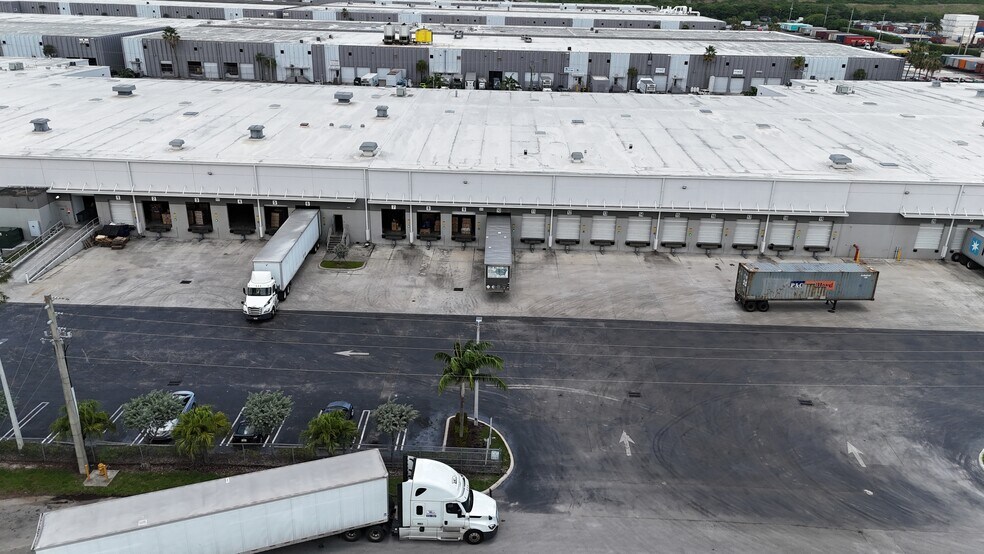 9400 NW 104th St, Medley, FL à louer - Photo du bâtiment - Image 3 de 4