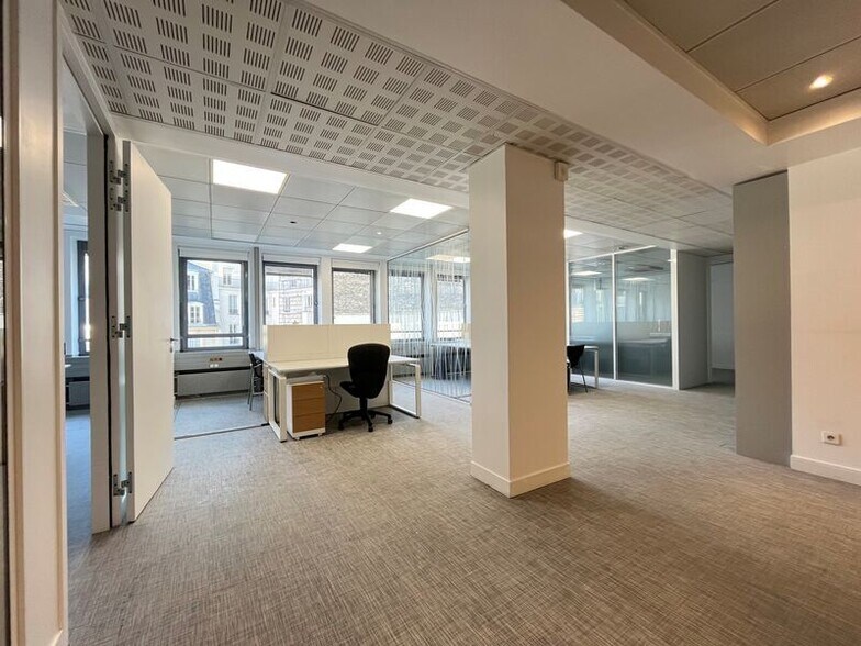 11-11 Rue Christophe Colomb, Paris à louer - Photo intérieure - Image 3 de 10