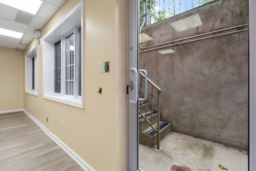 2717 Crescent St, Astoria, NY à vendre - Photo du bâtiment - Image 2 de 22