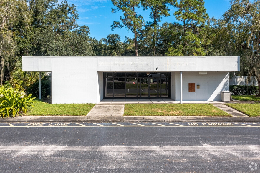 110 W Bloomingdale Ave, Brandon, FL à louer - Photo du bâtiment - Image 3 de 5