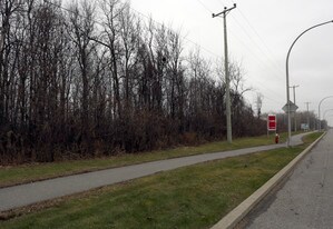 Hwy Trans-Canada, Baie-d'Urfé QC - Warehouse