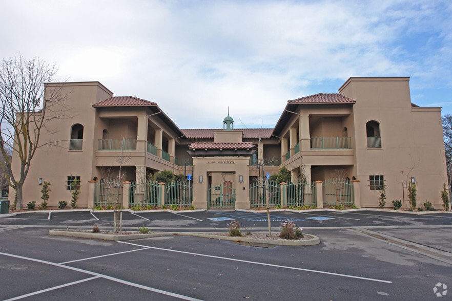 805 W Acequia, Visalia, CA à louer - Photo du bâtiment - Image 2 de 2