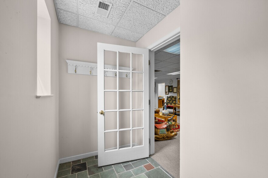 23001-23003 Greater Mack Ave, Saint Clair Shores, MI à louer - Photo du bâtiment - Image 2 de 20