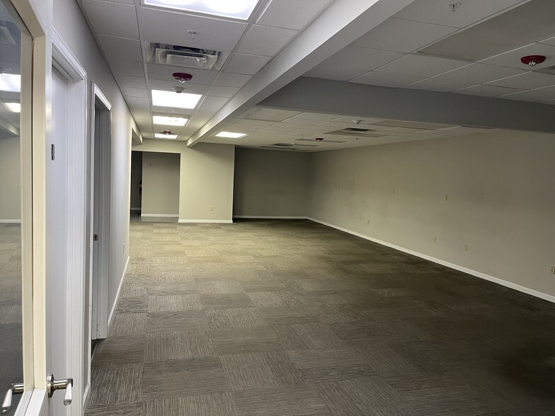 604 Old Liverpool Rd, Liverpool, NY for lease - Building Photo - Image 2 of 11