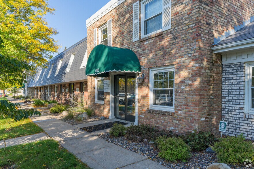 600 Twelve Oaks Center Dr, Wayzata, MN à louer - Photo du bâtiment - Image 3 de 17