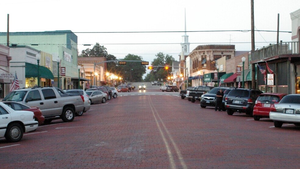 102 S Johnson St, Mineola, TX à louer - Photo du bâtiment - Image 3 de 10