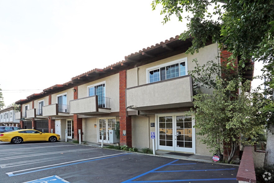 17321 Irvine Blvd, Tustin, CA à louer - Photo du bâtiment - Image 2 de 14