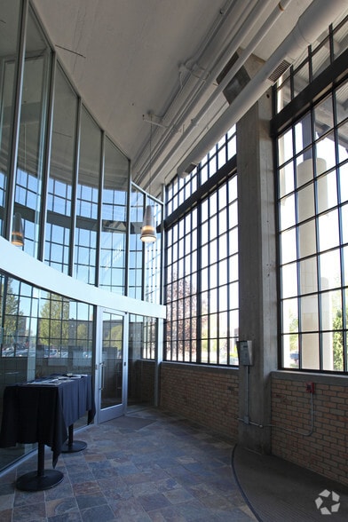 801 Broadway Ave NW, Grand Rapids, MI à louer - Hall d’entrée - Image 3 de 4