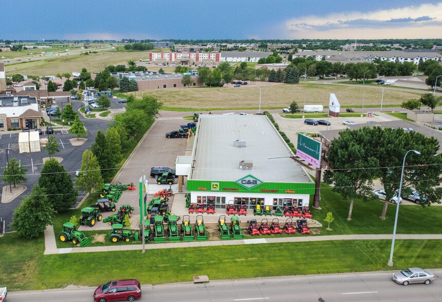 5220 S Grand Cir, Sioux Falls, SD for sale - Building Photo - Image 2 of 22