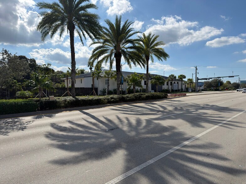 5740 Hollywood Blvd, Hollywood, FL à louer - Photo du bâtiment - Image 3 de 7