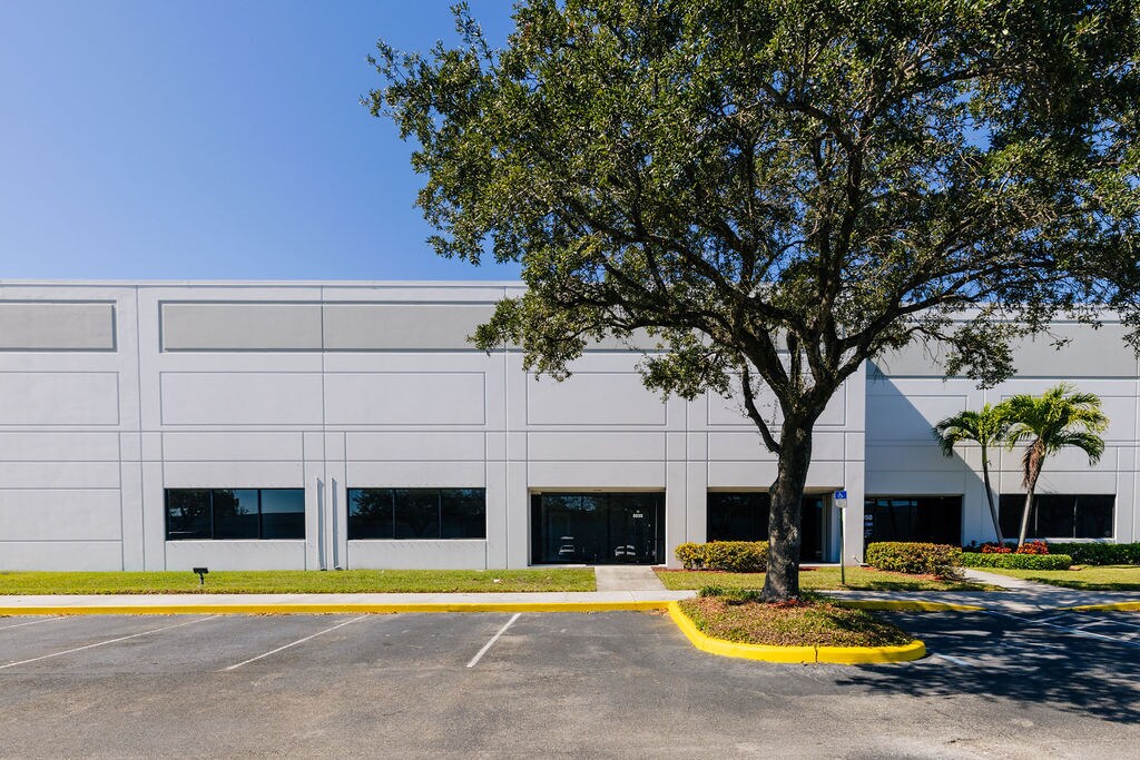 7800-7890 NW 80th St, Miami, FL à louer Photo du bâtiment- Image 1 de 1