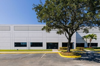 7800-7890 NW 80th St, Miami, FL à louer Photo du bâtiment- Image 1 de 1